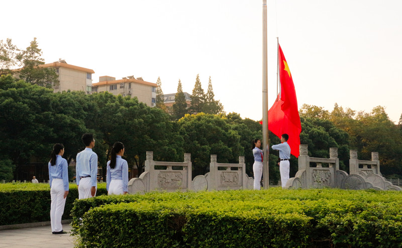 商院师生观礼升旗仪式 开启新学期篇章