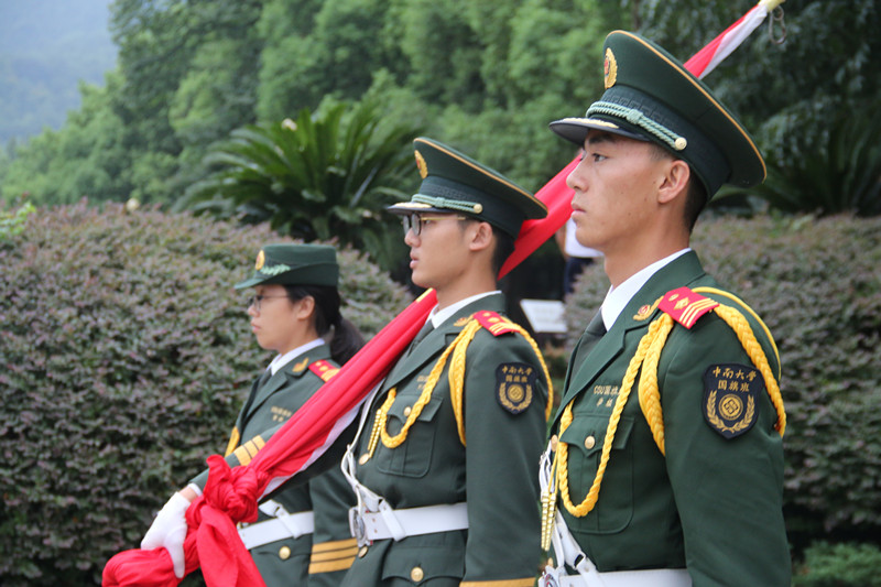 这是中南大学国旗班改革后的首次亮相,他们身着礼服,用整齐划一地齐步